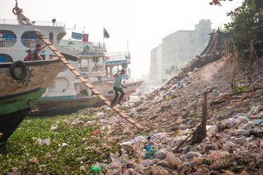 Des milliers de déchets flottent sur le Buriganga