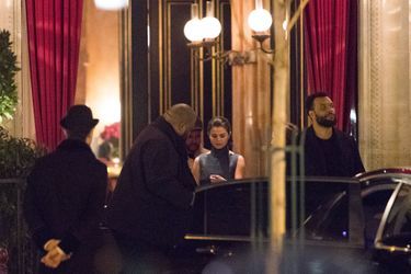 Selena Gomez et The Weeknd à la sortie de leur hôtel parisien, le 27 février 2017.