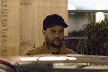 Selena Gomez et The Weeknd à la sortie de leur hôtel parisien, le 27 février 2017.
