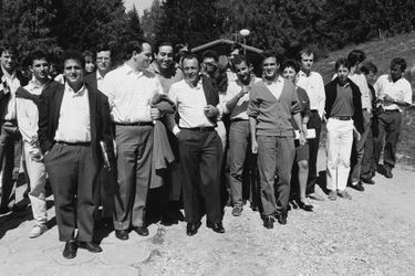 Benoît Hamon ( 2e à gauche, avec un pull sur les épaules) est à l'Université d'été des Jeunes Rocardiens, en septembre 1986. Parmi les jeunes qui entourent Michel Rocard, Manuel Valls (deuxième à droite de Rocard).
