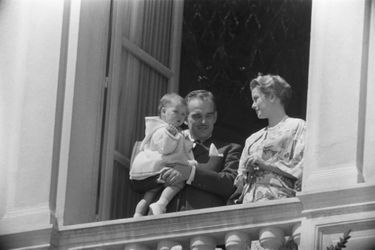 La princesse Caroline de Monaco avec ses parents le prince Rainier III et la princesse Grace le 1er novembre 1957