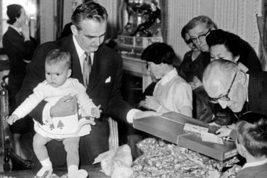 La princesse Caroline de Monaco avec son père le prince Rainier III, le 30 décembre 1957