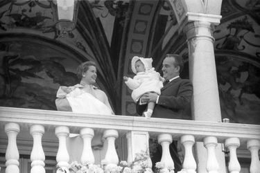 La princesse Caroline de Monaco avec ses parents le prince Rainier III et la princesse Grace, et son petit frère le prince Albert,  le 21 avril 1958