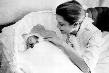 Premier portrait officiel de la princesse Caroline de Monaco âgée de 3 jours, avec sa maman la princesse Grace le 26 janvier 1957