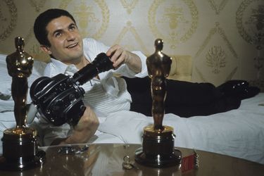 Claude Garofalo pose avec ses deux Oscars, Meilleur film étranger et Meilleur scénario, avril 1967