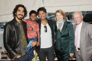 Saroo Brierley avec les deux acteurs qui l'incarnent dans «Lion», Sunny Pawar et Dev Patel, et ses parents Sue et John Brierley.