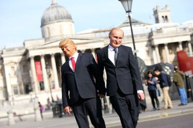 Deux hommes déguisés en Vladimir Poutine et en Donald Trump se sont baladés dans Londres, le 13 mars 2017.