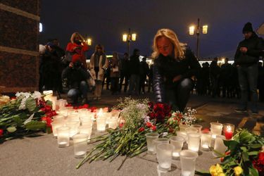 L'émotion à Saint-Pétersbourg après l'attentat qui a causé la mort de 14 personnes, le 3 avril 2017.