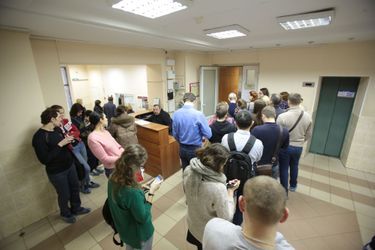 Dans un hôpital de Saint-Pétersbourg, de nombreux volontaires donnent leur sang après l'attentat qui a causé la mort de 14 personnes, le 3 avril 2017.