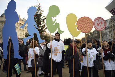Ils étaient 50 000 opposants à l'avortement à défiler dimanche à Paris selon les organisateurs, 10 000 selon la police