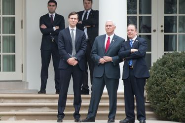 Jared Kushner, Mike Pence et Reince Priebus regardant Ivanka Trump et Donald Trump quitter la Maison Blanche, le 1er février 2017.