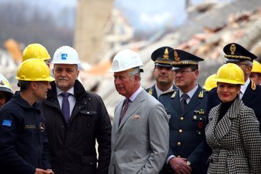 Le Prince Charles Au Chevet D&#039;Amatrice En Italie, Détruite En Août 2016 Par Un Séisme 3