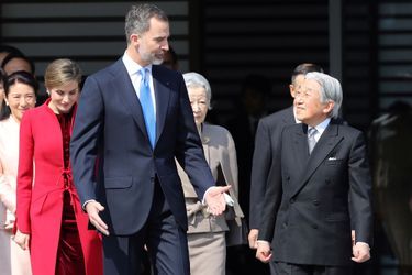 La reine Letizia et le roi Felipe VI d&#039;Espagne avec la famille impériale du Japon à Tokyo, le 5 avril 2017