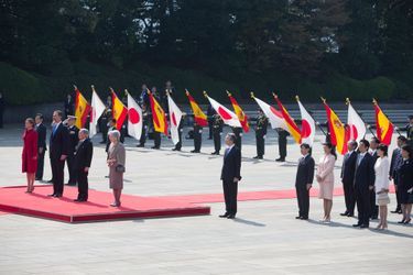 La reine Letizia et le roi Felipe VI d&#039;Espagne avec la famille impériale du Japon à Tokyo, le 5 avril 2017