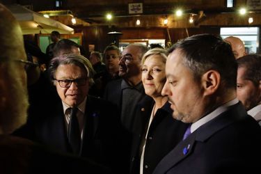 Marine Le Pen et Gilbert Collard lors d&#039;un dîner avec le politicien libanais Roger Edde, à Byblos, dimanche.