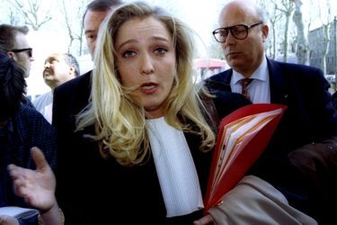 En mars 1995, Marine Le Pen, avocate, devant le tribunal de Auch, dans le Gers.