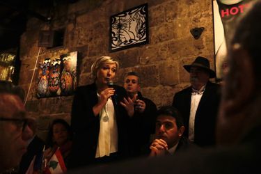 Marine Le Pen s&#039;exprime lors d&#039;un dîner avec le politicien libanais Roger Edde, à Byblos, dimanche.