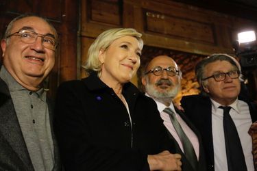 Marine Le Pen, Roger Edde et Gilbert Collard lors d&#039;un dîner, à Byblos, dimanche.