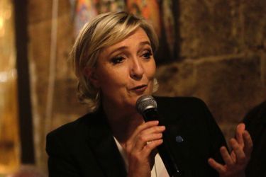 Marine Le Pen s&#039;exprime lors d&#039;un dîner avec le politicien libanais Roger Edde, à Byblos, dimanche.