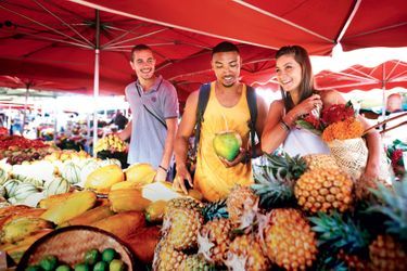  Le marché forain : un festival de couleurs, de senteurs et de goûts à l&#039;ombre des parasols