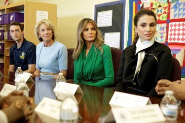 Betsy DeVos, Melania Trump et Rania de Jordanie dans une école privée de Washington, le 5 avril 2017.