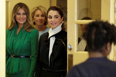 Melania Trump et Rania de Jordanie dans une école privée de Washington, le 5 avril 2017.