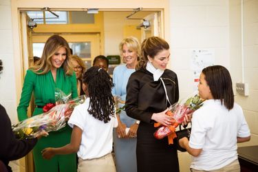 Melania Trump et Rania de Jordanie dans une école privée de Washington, le 5 avril 2017.