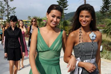 Tatiana Silva(à droite) accompagnée de Miss Norvège 2005, dans l&#039;île de Hainan (Chine) où se déroule en décembre 2005 l&#039;élection de Miss Monde.