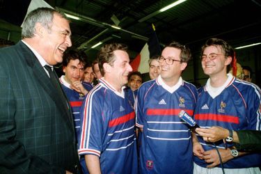 En juillet 1998, alors que la France accueille la Coupe du monde de football, Pierre Lellouche, Nicolas Sarkozy, Nicolas Dupont-Aignan et François Baroin ont disputé, avec le maillot des Bleus, un match lors de la conférence d'été du RPR, sous le regard amusé de Philippe Seguin. 
