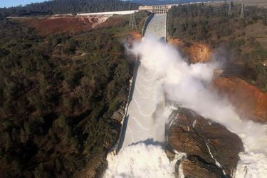 Plus de 188 000 personnes ont été évacuées autour du barrage d'Oroville, en Californie.