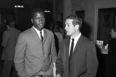 Sidney Poitier avec Paul Newman en 1962 à Paris.