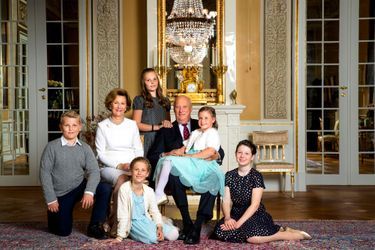 La reine Sonja et le roi Harald V de Norvège avec leurs petits-enfants, le 17 octobre 2016