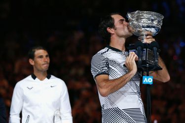 Roger Federer embrasse le trophée sous les yeux de son rival