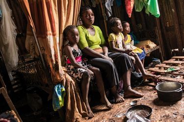 Une mère et ses trois filles à Kawéni, dans un banga. 