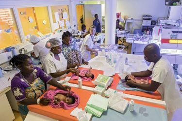 Au centre hospitalier de Mayotte, à Mamoudzou, la plus grande maternité de France : 27 bébés naissent chaque jour.