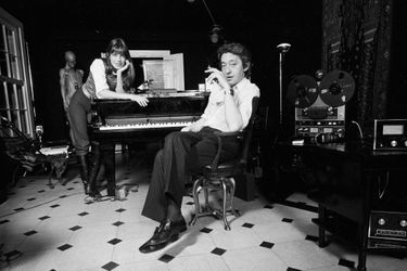 Jane Birkin et Serge Gainsbourg en 1971 rue Verneuil dans le 7ème arrondissement de Paris. 