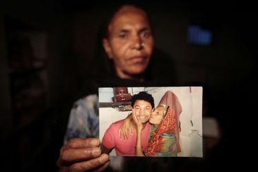 Fatima Munshi chez elle, en juin 2012, quatre mois après avoir retrouvé son fils disparu depuis 25 ans.