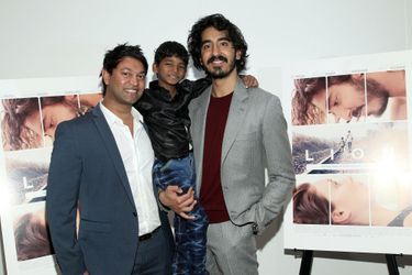 Saroo Brierley avec les deux acteurs qui l'incarnent dans «Lion» : le jeune Sunny Pawar et Dev Patel.