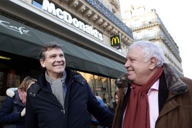 Arnaud Montebourg et Gérard Filoche se rendent auprès des salariés d&#039;un restaurant McDonald&#039;s de Paris. 