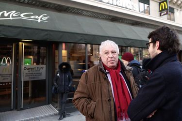 Gérard Filoche se rend avec Arnaud Montebourg auprès des salariés d&#039;un restaurant McDonald&#039;s de Paris. 