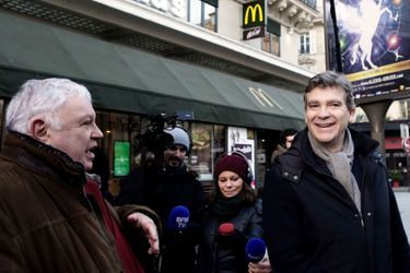 Arnaud Montebourg et Gérard Filoche se rendent auprès des salariés d&#039;un restaurant McDonald&#039;s de Paris. 