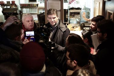 Arnaud Montebourg et Gérard Filoche auprès des salariés d&#039;un restaurant McDonald&#039;s de Paris. 