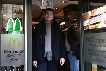 Arnaud Montebourg auprès des salariés d&#039;un restaurant McDonald&#039;s de Paris. 