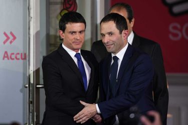 Manuel Valls et Benoît Hamon lors de la poignée de mains après le second tour de la primaire de la gauche.