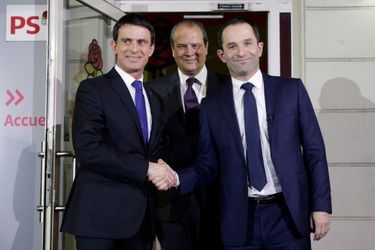 Benoît Hamon, désormais candidat du PS à la présidentielle, a brièvement serré la main de Manuel Valls, sous le regard de Jean-Christophe Cambadélis.