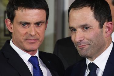 Manuel Valls et Benoît Hamon lors de la poignée de mains après le second tour de la primaire de la gauche.