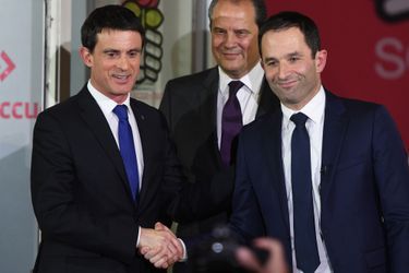 Benoît Hamon, désormais candidat du PS à la présidentielle, a brièvement serré la main de Manuel Valls, sous le regard de Jean-Christophe Cambadélis.