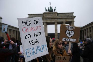 A Accra, au Ghana, samedi. Sur la pancarte de gauche : «Les hommes de qualité ne redoutent pas l'égalité».