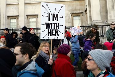 A Londres, samedi. Sur la pancarte, le slogan de campagne de Hillary Clinton, «I'm with her», repris pour désigner toutes les manifestantes.