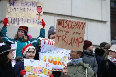 A Sofia, en Bulgarie. En haut : «Nous ne sommes pas arrivées jusque là pour nous en arrêter là.» A droite : «La misogynie, ça donne Trump».